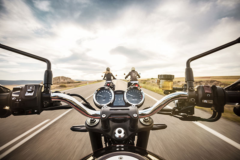 výhled z helmy motorkáře